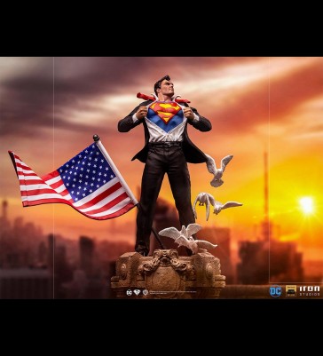 Iron Studios - Clark Kent - Superman - Deluxe Art Scale Statue
