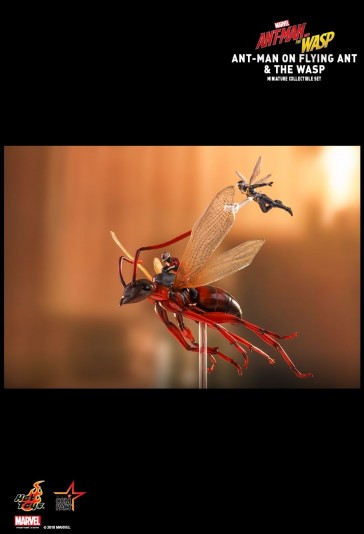 Hot Toys - The Ant-Man on Flying Ant and the Wasp - Miniature Collectible