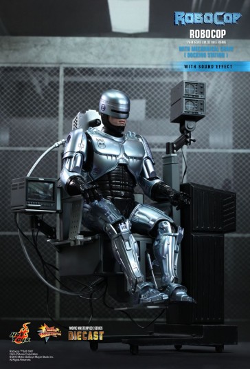 RoboCop Collectible Figure with Mechanical Chair - Hot Toys
