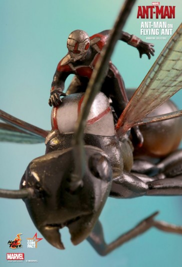 The Ant-Man on Flying Ant Miniature Collectible - Hot Toys