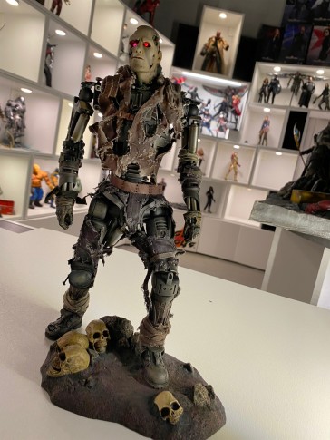 Hot Toys - Terminator - Salvation - Endoskeleton T-600 - Weathered Rubber Skin - Ausstellungsstück