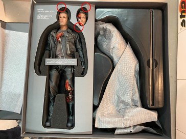 Hot Toys - T-800 - Battle Damaged - Terminator 2: Judgment Day - DX13 Ausstellungsstück (Innen Cover etwas geknickt) 